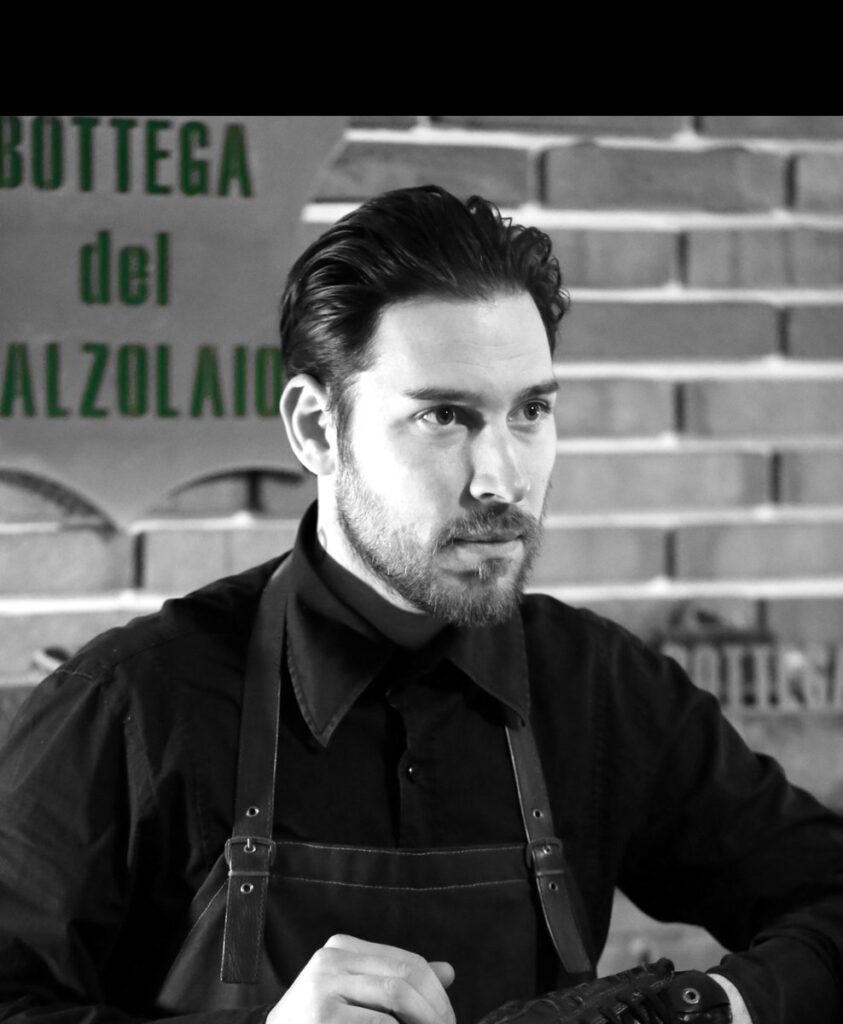 Orazio Del Vecchio al banco della Bottega del Calzolaio – calzolaio.online