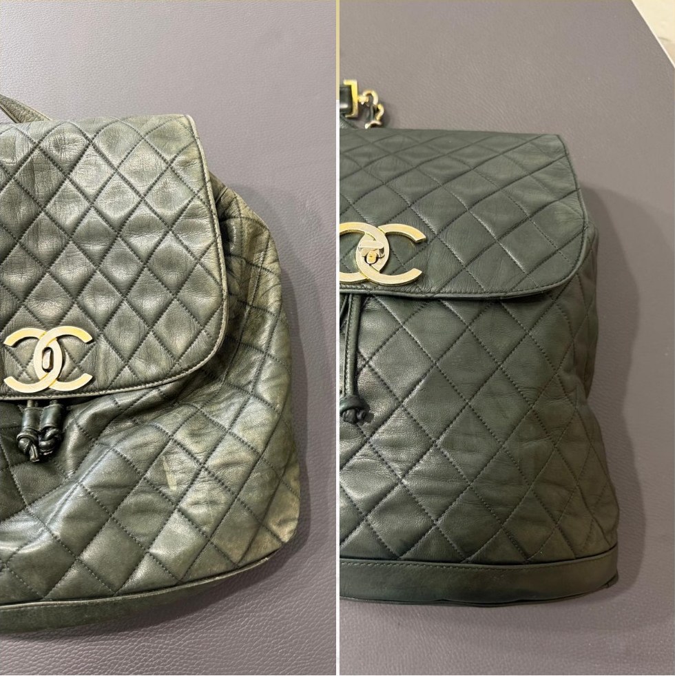 Zaino Chanel verde prima e dopo il restauro: a sinistra il colore perso, a destra il verde uniforme